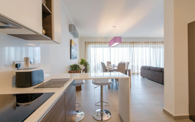 Seafront Luxury Apartment, Pool and Great Location