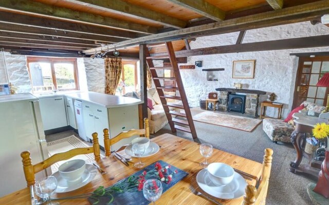 Chic Holiday Home in Talley With Garden