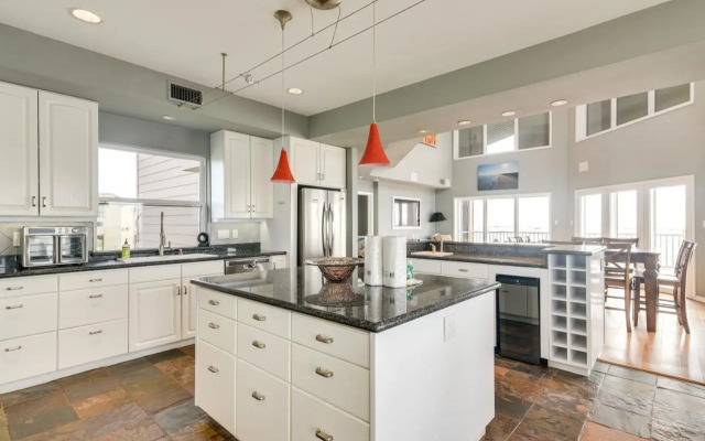 Oceanfront Galveston Beach House: Steps to Sand!