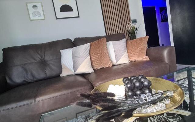 Luxury 9ine PENTHOUSE WITH GARDEN & JACUZZI