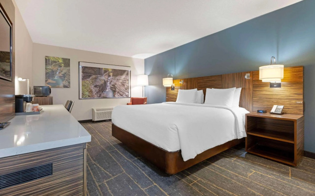 The Lux Hotel & Conference Center, an Ascend Collection Hotel