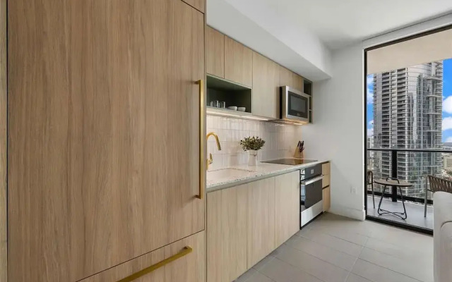 Luxury 2br-2bth Balcony Pool