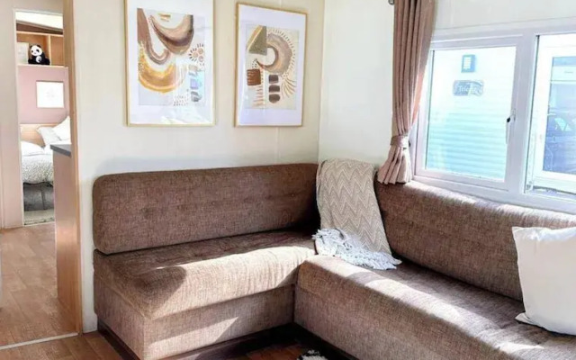 Harwich - Caravan - Sleeps 10 - Garden - Pool