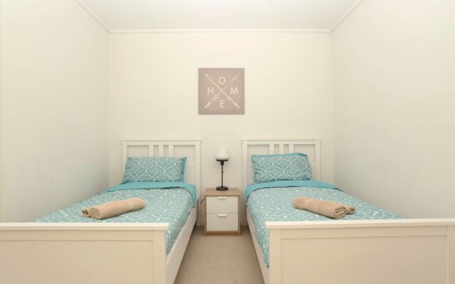 Two Bedrooms near Crown with Free WiFi and Carpark