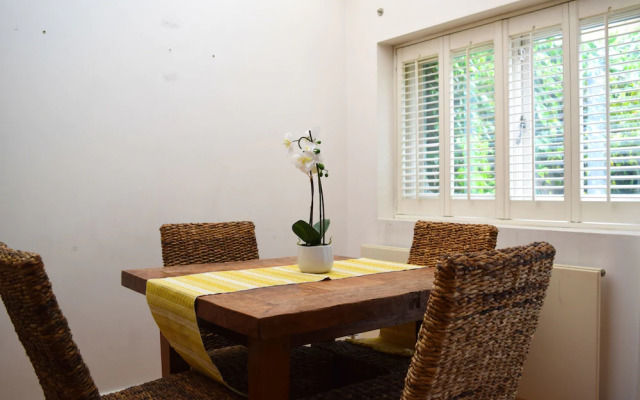 Charming 2 Bedroom Flat with Backyard in Battersea