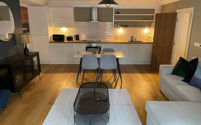 Stunning Apartment by The Leas, West End