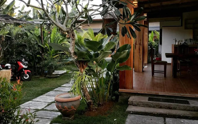 Surf Retreat Villa Sari
