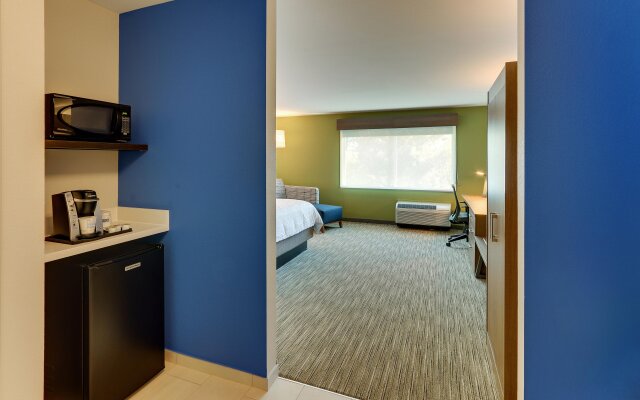 Holiday Inn Express & Suites Roanoke – Civic Center, an IHG Hotel