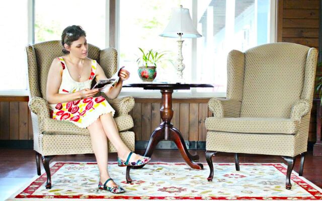 Colonial Inn Ellsworth