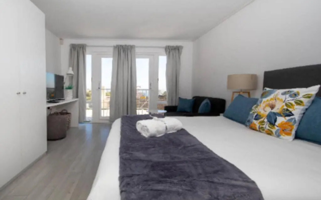 Stylish 1 bedroomed apartment in Sea Point - Caprice