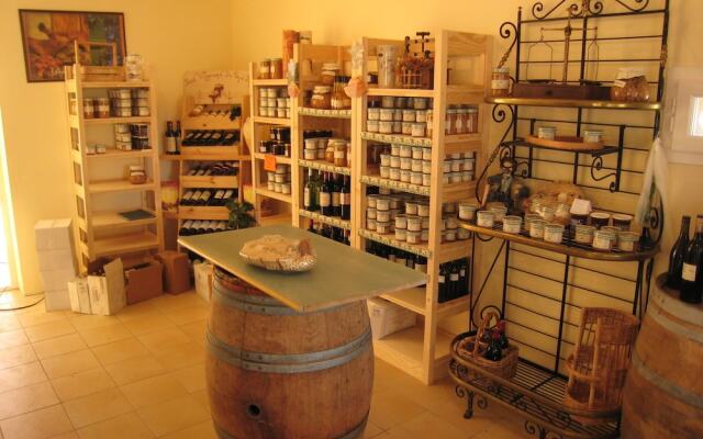 Comfortable Chalet Located Among Vineyards in the Dordogne
