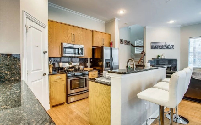 Stunning Oak Lawn Townhouse Close to everything