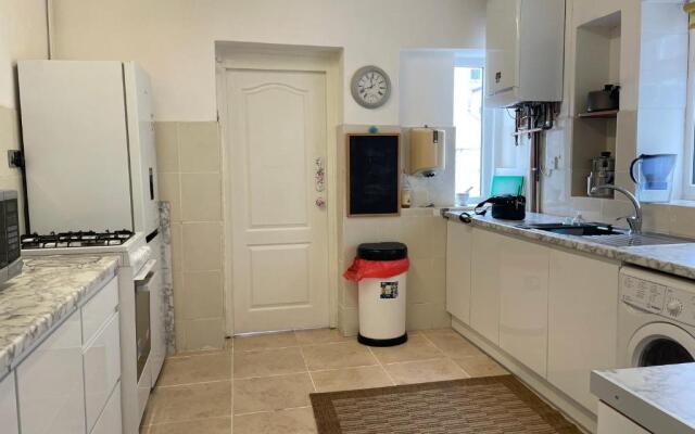 Renovated 4-bed Home - Sleeps 9 - Parking - Spa