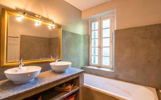 Cozy Holiday Home in Saint-Denis with Swimming Pool