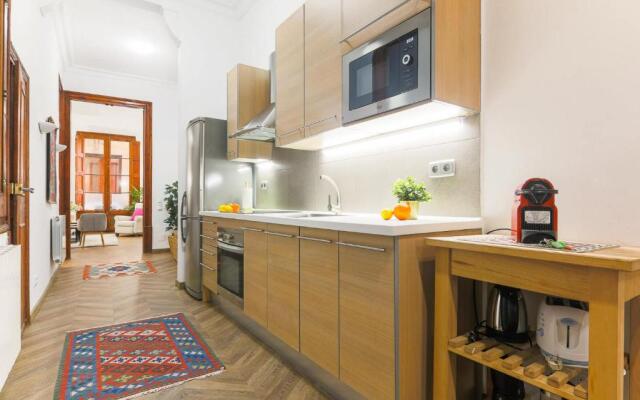 Great Spacious Apartment in the Gothic District City Center