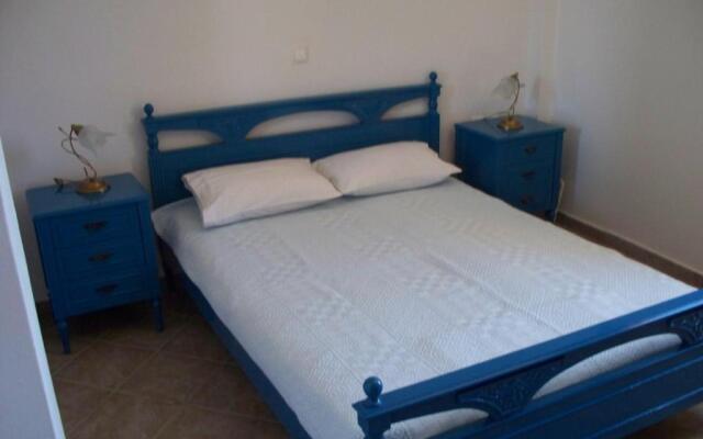 LALAROUS Studios & Apartments