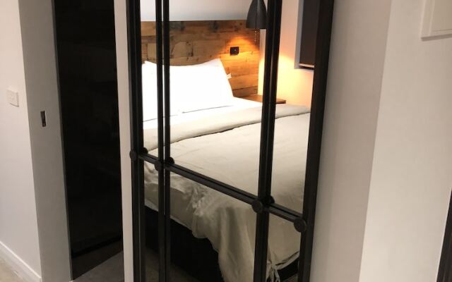 Timber Door Luxury Accommodation Geelong