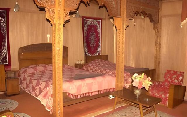 New Perfume Garden Group Of Houseboats