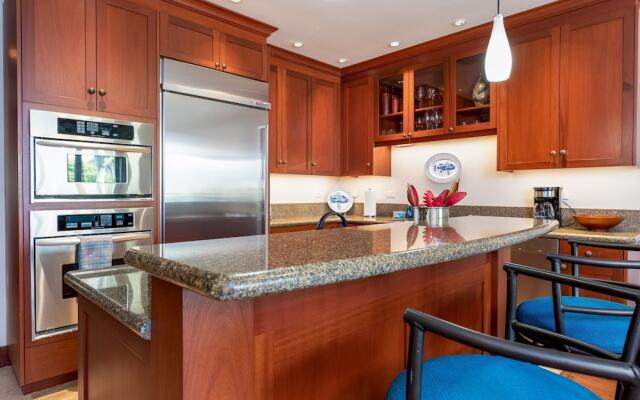 Kolea Circle #16e 2 Bedroom Condo by RedAwning
