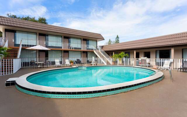 Days Inn by Wyndham St. Petersburg Central