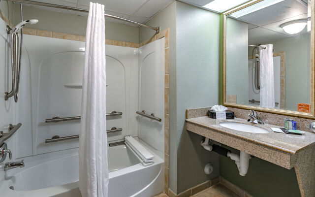 Quality Inn & Suites Airport