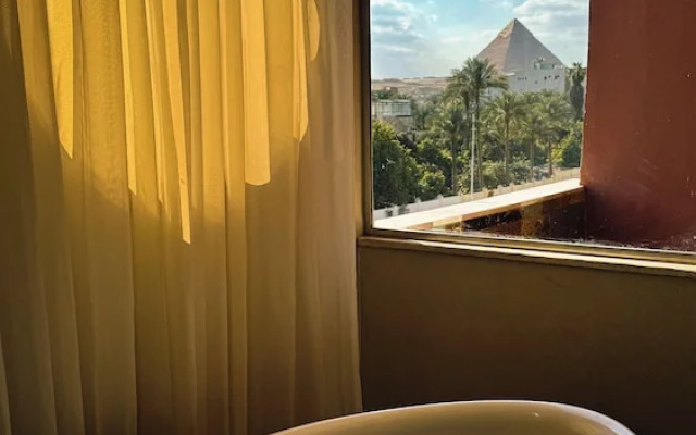 Palm Desert Pyramids Hotel