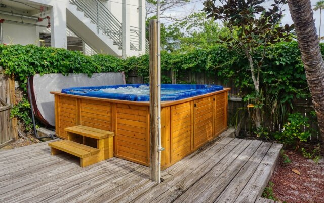 Pass A Grille Beach Escape (107-8)