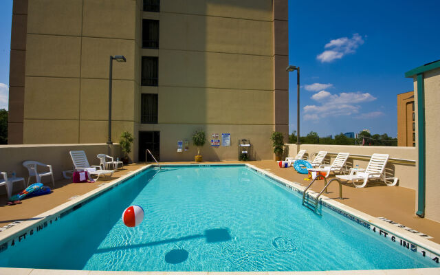 Holiday Inn Express & Suites Atlanta N-Perimeter Mall Area