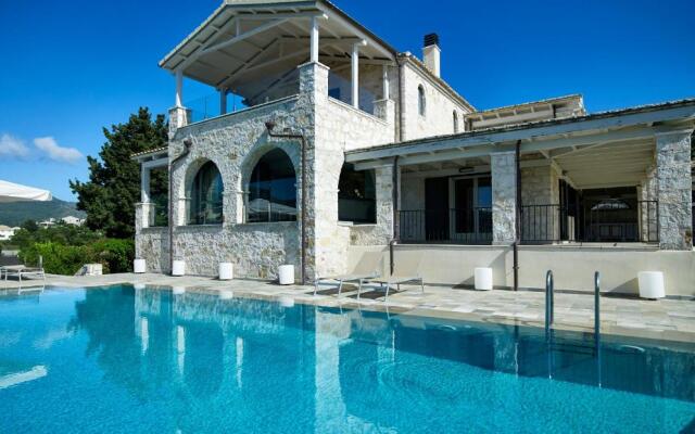 Luxurious 4 bedroom villa Xris with infinity pool and beach access