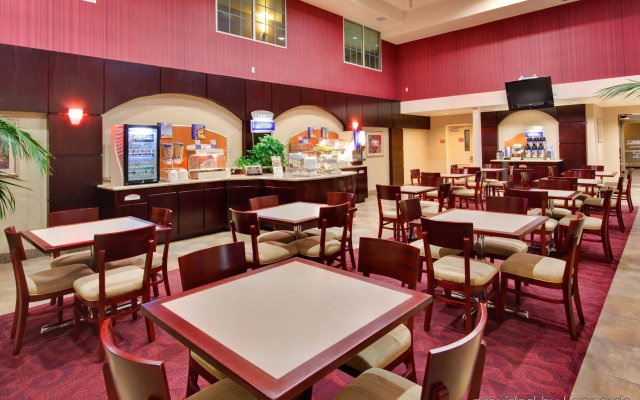 Holiday Inn Express & Suites Hollywood Walk Of Fame