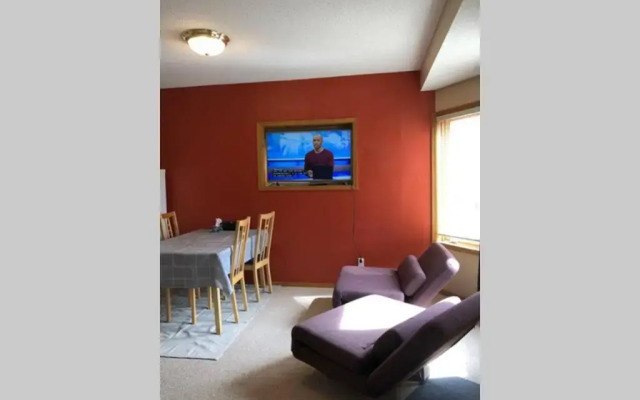 Sunny & Cozy Suite with Pool & Ping Pong table