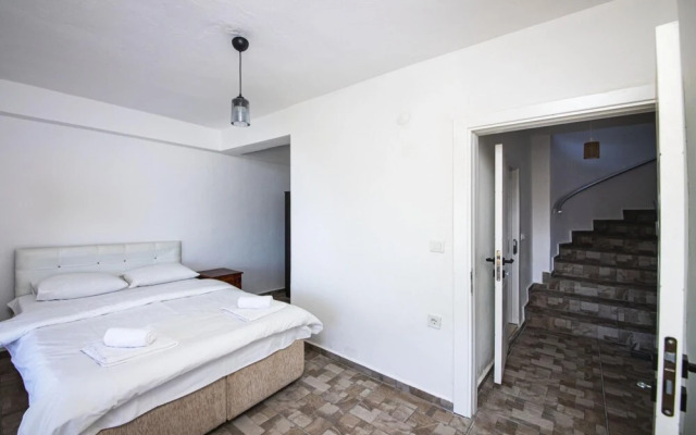 Peaceful House With Private Beach in Gumusluk