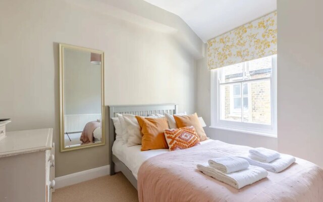 Luxuriously Designed 3 Bedroom Apartment in Clapham