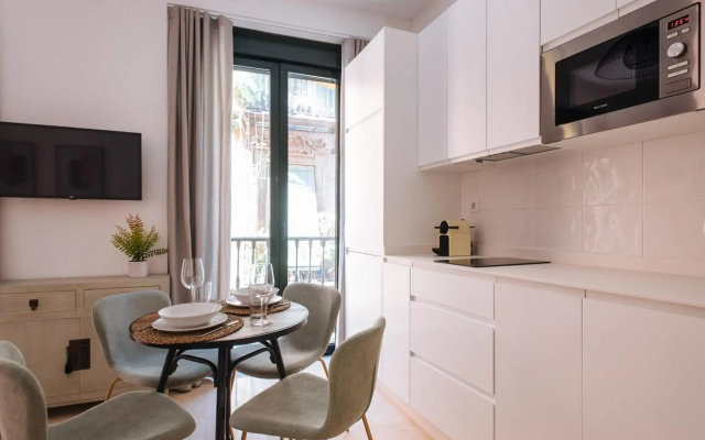 Chiqui and Vicente Bright Apartment