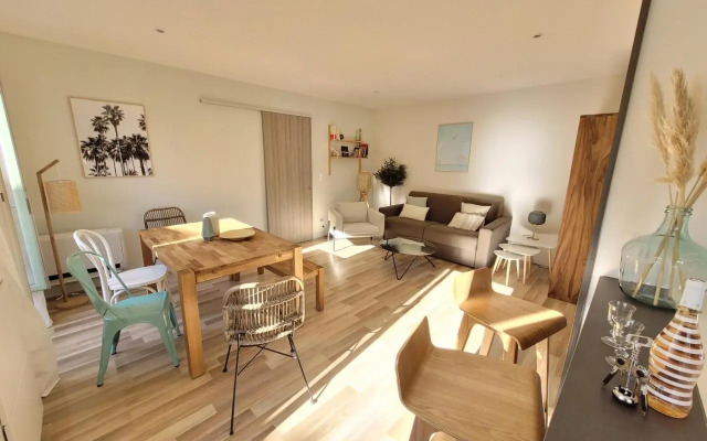 Sunny and calm 2 bed apartment place du Pin