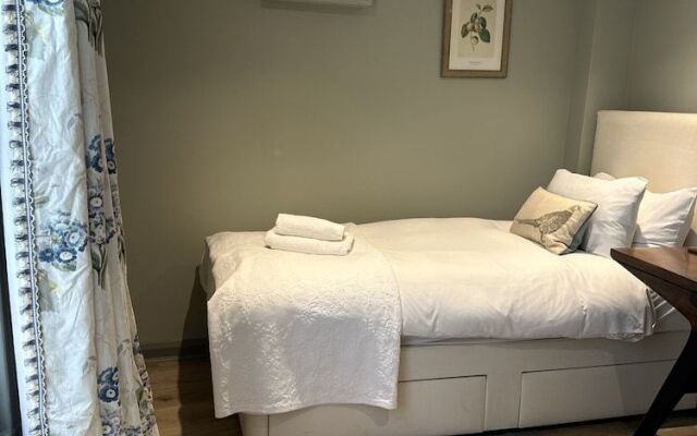 Unique Clifton Apartment on Historic Crescent