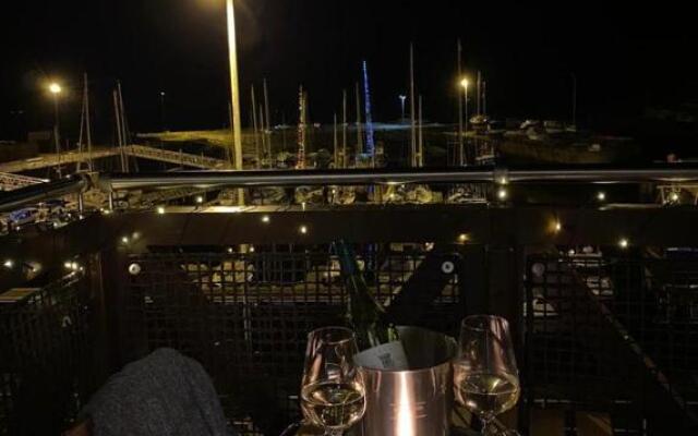 Harbour View & Beach 50m from doorstep!