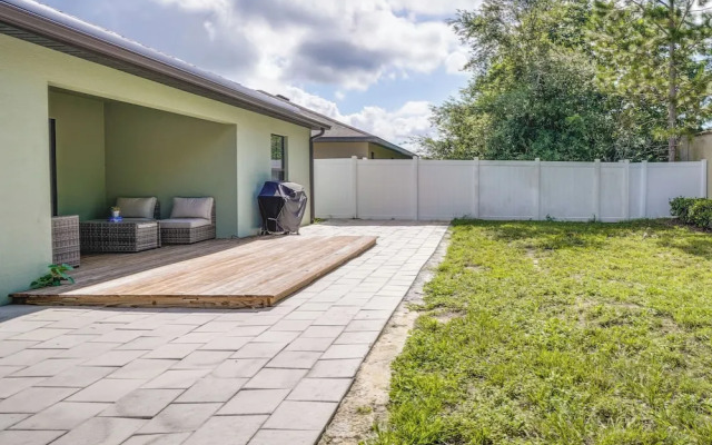 Tavares Retreat w/ Covered Patio & Private Yard