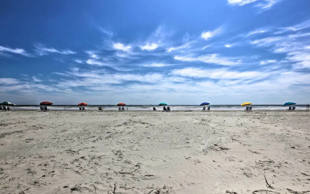 Walk to Beach: Home in Galveston!
