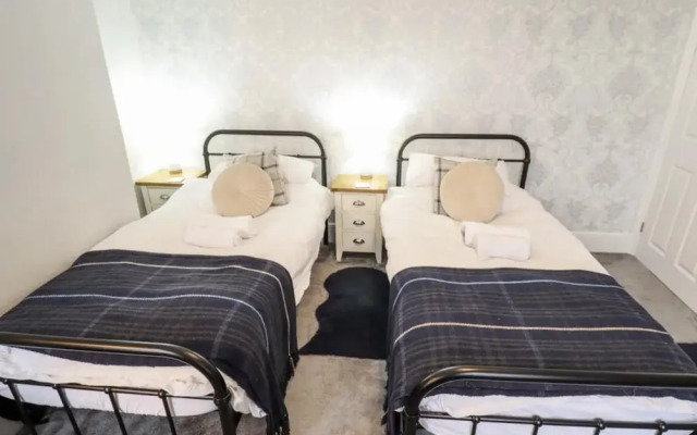 Luxury Lincoln Home - Sleeps 8 - Hot Tub - Pets