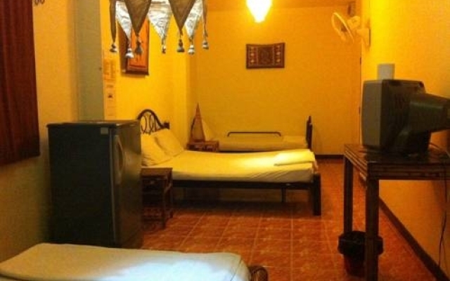 Gaeng Phet Restaurant & Guesthouse