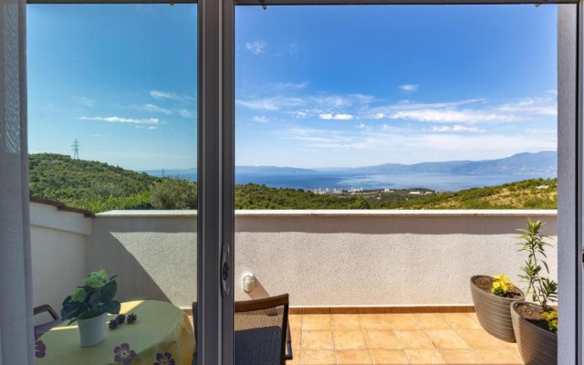 Terra Magica Deluxe Apartment OR Room with Private Parking, Terrace and Sea View