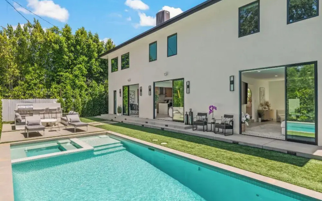 Casa Leona - Modern Masterpiece Behind Private Gates w/ Pool & Chef's Kitchen