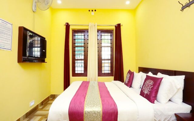 OYO 13526 Deluxe Residency