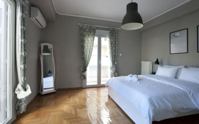Ambelokipi. Spacious Sunny Apartment