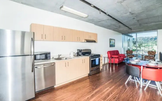 Hollywood Mirage Apartment