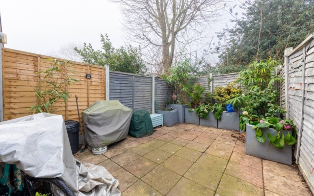 Homely and Spacious 2 Bedroom House - Stratford