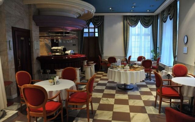 Kristof Hotel