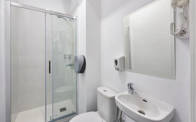 Hola Hostal Collblanc - Hostel