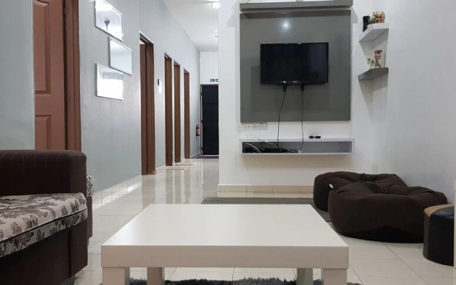 Fahaz Lumut Homestay